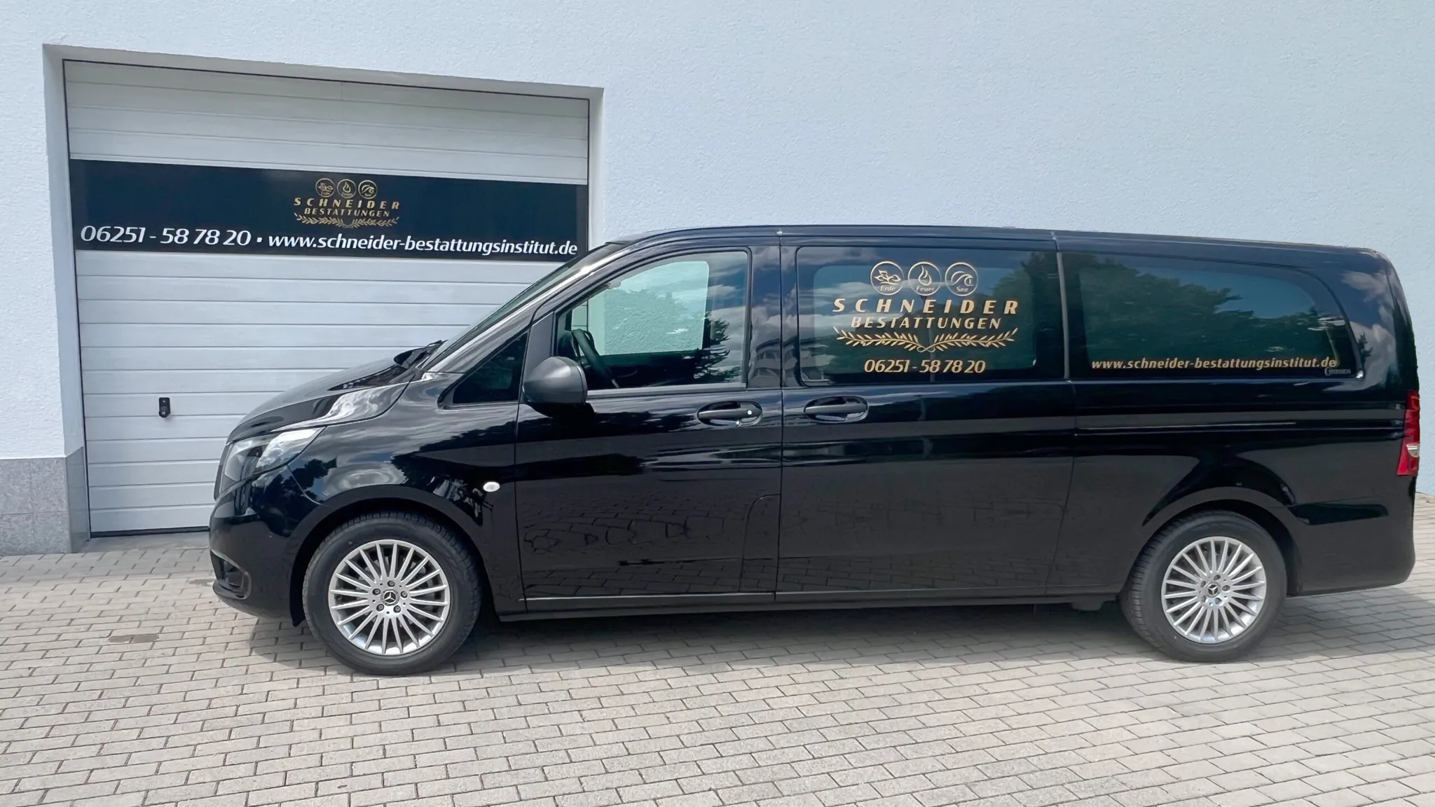 Überführungsfahrzeug von Schneider Bestattungen